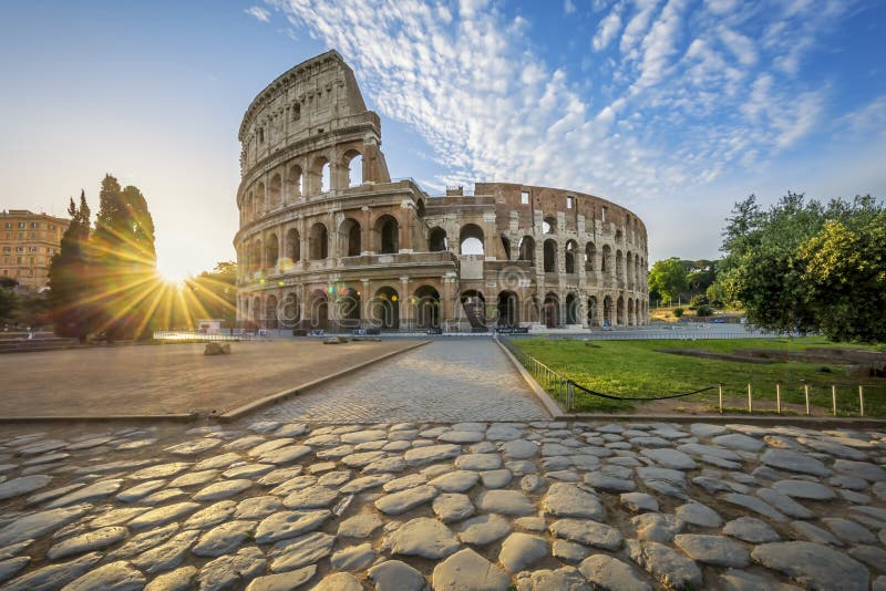 Colosseum en Roma con el sol de la mañana foto de archivo Colosseum en Roma con el sol de la mañana foto de archivo