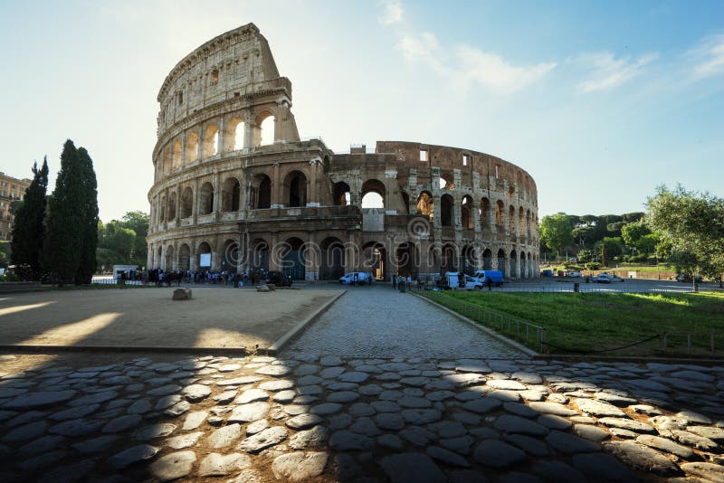Colosseum en Roma y el sol de la mañana, Italia imagenes de archivo Colosseum en Roma y el sol de la mañana, Italia imagenes de archivo