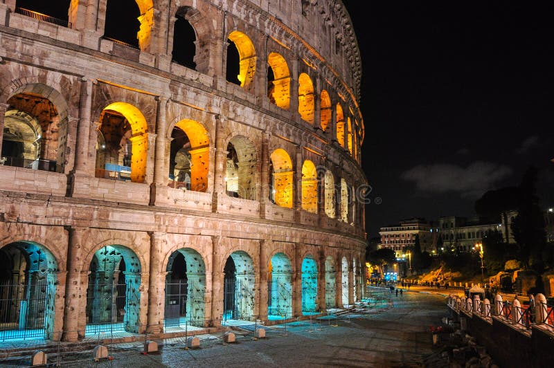 Colosseum-Gebäude nachts - belichtet mit den gelben und blauen Farben Flaggenfarben der Europäischen Gemeinschaft stockfoto Colosseum-Gebäude nachts - belichtet mit den gelben und blauen Farben Flaggenfarben der Europäischen Gemeinschaft stockfoto