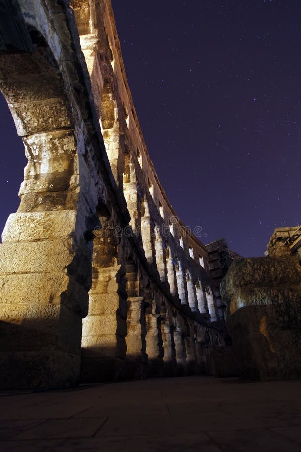 Bel dettaglio del colosseo, alla luce per la notte, viaggio in Europa.