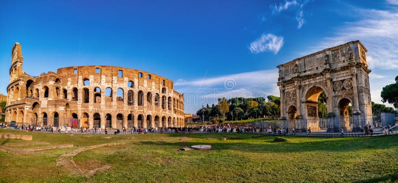 Colosseum och båge av Constantine, panoramautsikt, Rome, Italien
