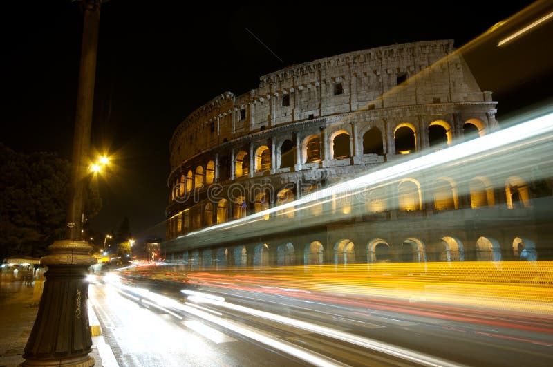 Kolosseum in Rom mit nachfolgenden Lichter aus vorbeifahrenden Autos.