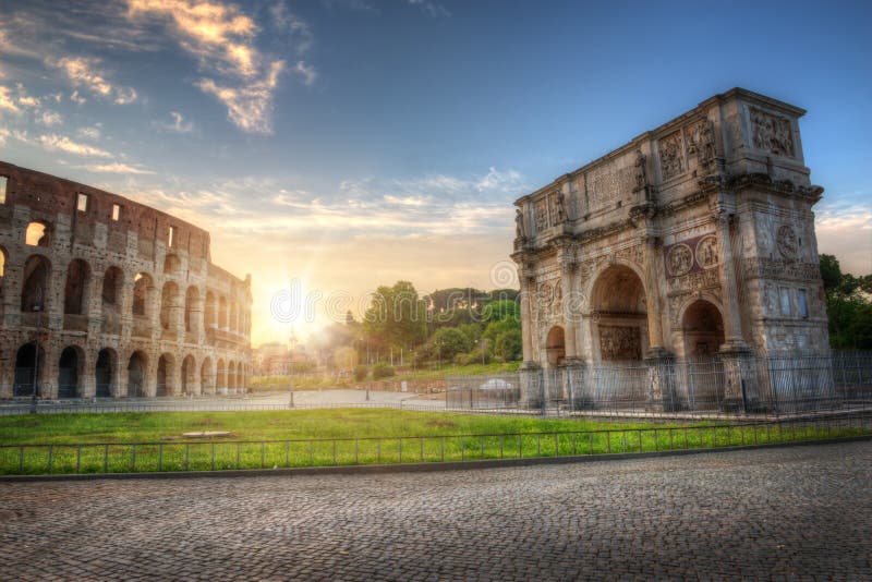 Colosseum und Konstantinsbogen, Rom, Italien lizenzfreie stockfotos Colosseum und Konstantinsbogen, Rom, Italien lizenzfreie stockfotos