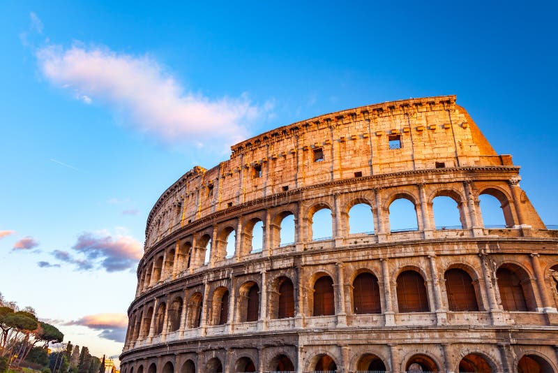 Colosseum στο ηλιοβασίλεμα στοκ φωτογραφία με δικαίωμα ελεύθερης χρήσης Colosseum στο ηλιοβασίλεμα στοκ φωτογραφία με δικαίωμα ελεύθερης χρήσης
