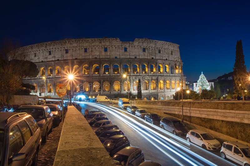 Colosseumen i Rome under nattetid arkivfoto Colosseumen i Rome under nattetid arkivfoto