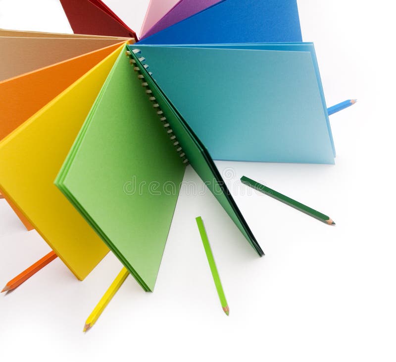 Creioane colorate și blocnotes colorat stock photos