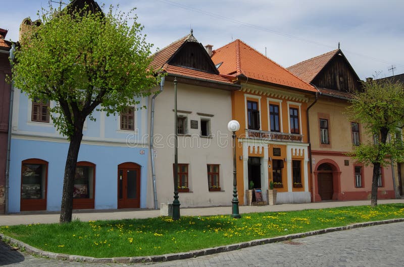 Colourful domy na głównej ulicie Kezmarok, Sistani, sma zdjęcia stock Colourful domy na głównej ulicie Kezmarok, Sistani, sma zdjęcia stock