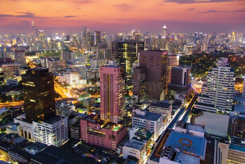 Colourful noc widok Bangkok miasto z drapaczami chmur zdjęcia stock Colourful noc widok Bangkok miasto z drapaczami chmur zdjęcia stock