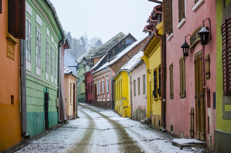 Vistoso calles fortaleza colina en, rumania interesado sobre el Enero 1 7, 2016 