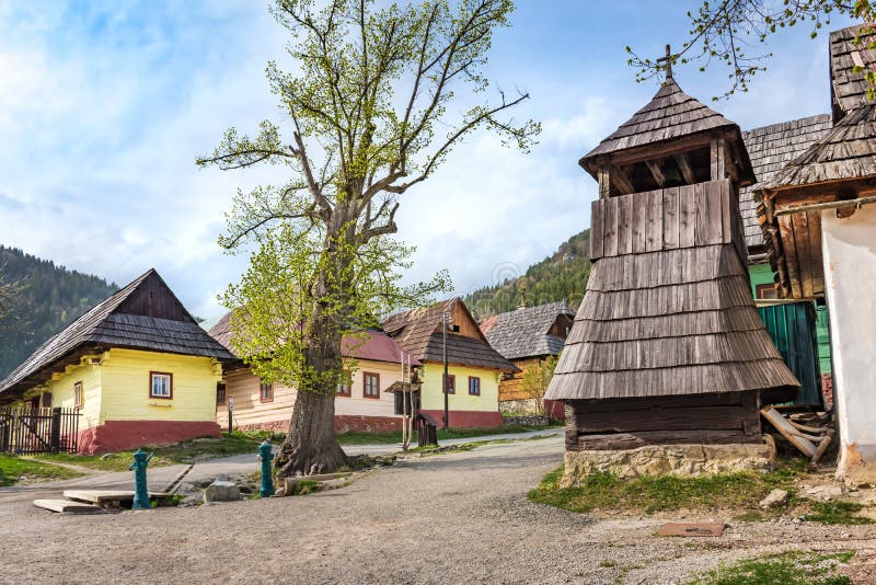 Barevné tradiční dřevěné domy v horské vesničce Vlkolínec-UNESCO SLOVENSKO