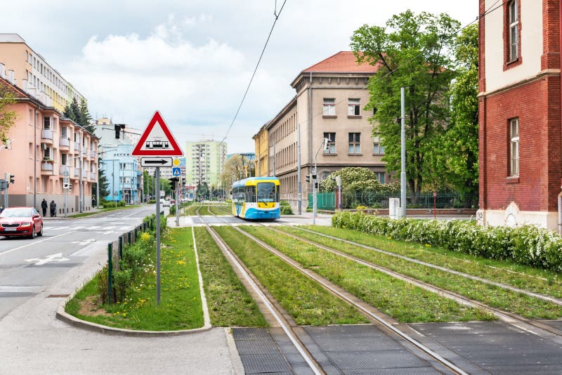 Farebná električka premáva po električkovej trati po zelenej trávnatej ploche v Košiciach SLOVENSKO