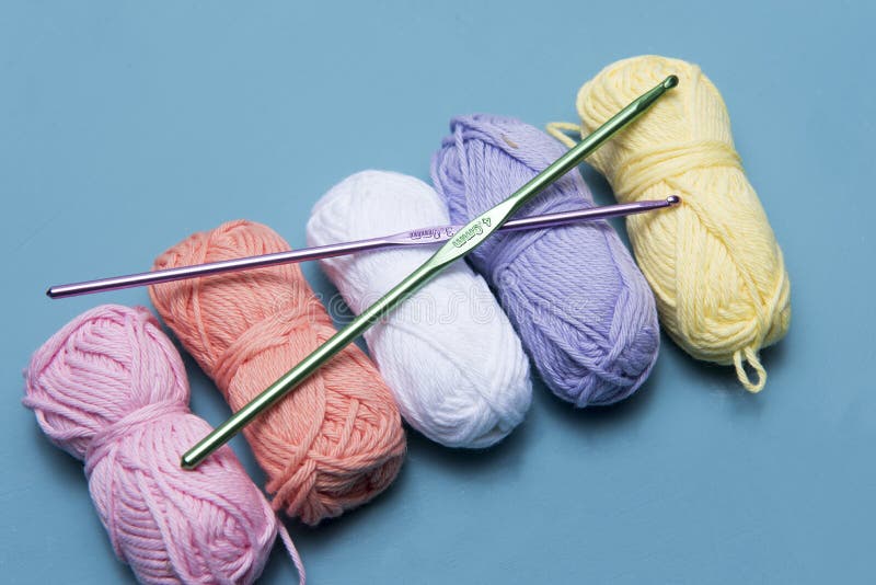 Yarn with crochet hooks stock image. Image of naturel 4745791
