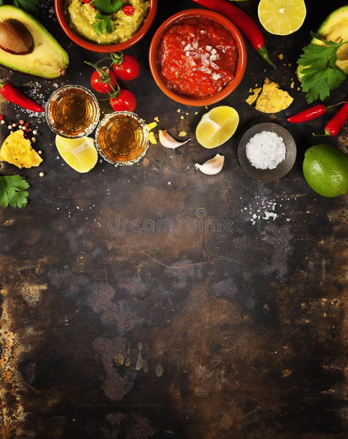 Colpi messicani di tequila e dell'alimento immagine stock Colpi messicani di tequila e dell'alimento immagine stock