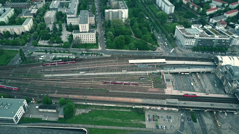 Colpo aereo del colpo dei binari ferroviari multipli vicino alla stazione ferroviaria di Dresda, Germania fotografia stock libera da diritti Colpo aereo del colpo dei binari ferroviari multipli vicino alla stazione ferroviaria di Dresda, Germania fotografia stock libera da diritti