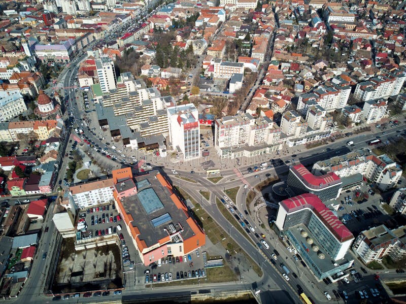 Colpo aereo di vecchia città di Targu Mures a luce del giorno fotografie stock Colpo aereo di vecchia città di Targu Mures a luce del giorno fotografie stock