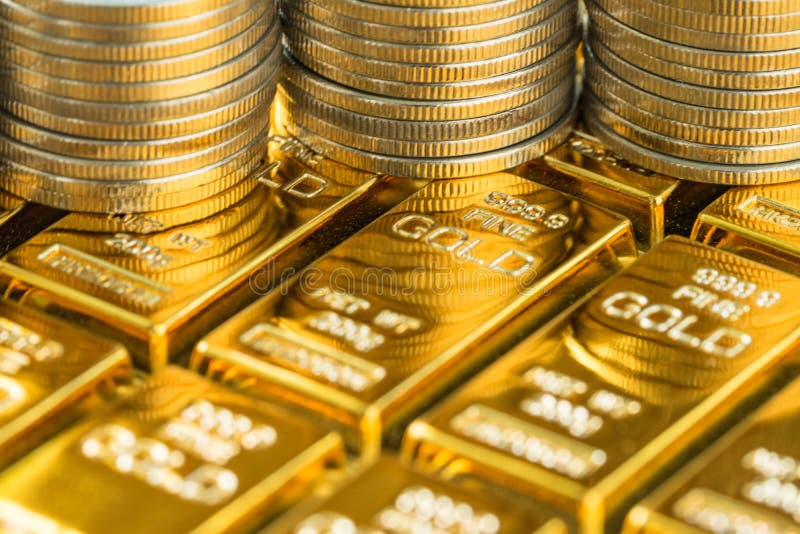 Colpo alto chiuso delle barre di oro brillanti con la pila di monete come affare fotografia stock libera da diritti Colpo alto chiuso delle barre di oro brillanti con la pila di monete come affare fotografia stock libera da diritti