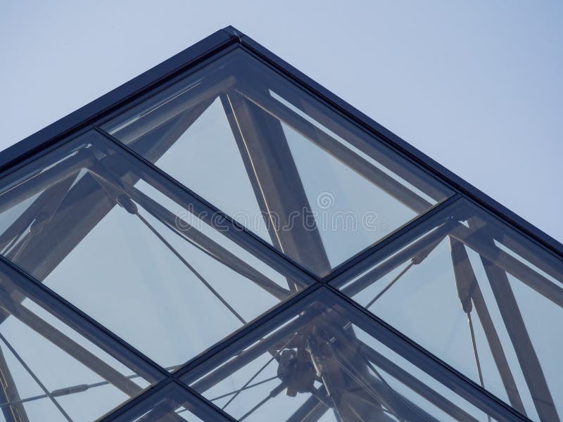Colpo alto vicino del tetto della piramide del museo famoso del Louvre a Parigi immagini stock Colpo alto vicino del tetto della piramide del museo famoso del Louvre a Parigi immagini stock