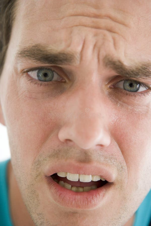Colpo capo dell'uomo che scowling immagini stock Colpo capo dell'uomo che scowling immagini stock