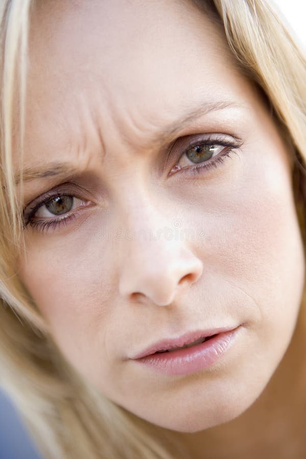 Colpo capo della donna che scowling immagine stock Colpo capo della donna che scowling immagine stock