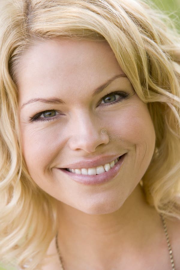 Colpo capo di sorridere della donna fotografia stock libera da diritti Colpo capo di sorridere della donna fotografia stock libera da diritti