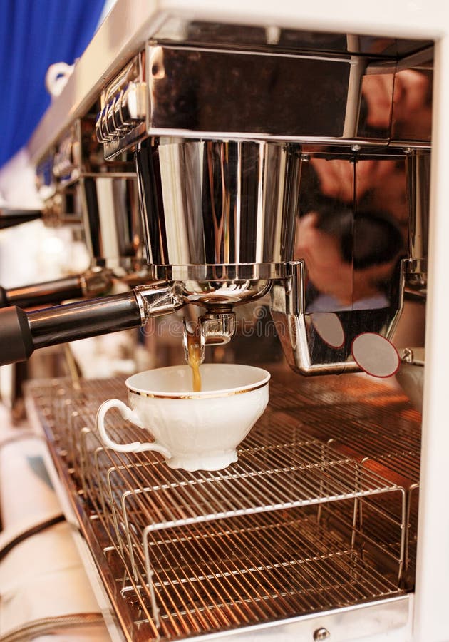 Colpo del primo piano della macchina del caffè che tira un colpo di caffè espresso fotografie stock Colpo del primo piano della macchina del caffè che tira un colpo di caffè espresso fotografie stock