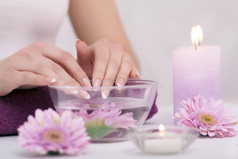 Colpo del primo piano di una donna in un salone dell'unghia che riceve un manicure vicino fotografie stock libere da diritti Colpo del primo piano di una donna in un salone dell'unghia che riceve un manicure vicino fotografie stock libere da diritti