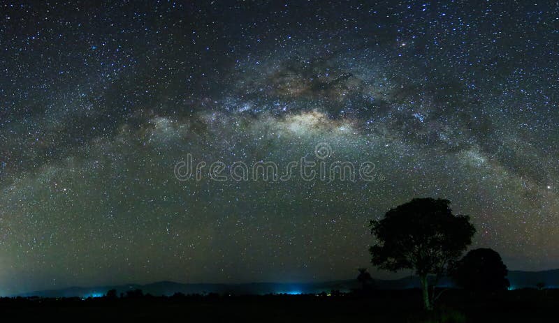 Colpo panoramico della Via Lattea a Sabah, Malesia, Borneo fotografie stock libere da diritti Colpo panoramico della Via Lattea a Sabah, Malesia, Borneo fotografie stock libere da diritti