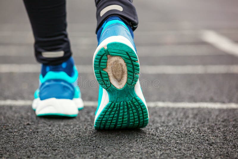 Colpo potato da dietro delle scarpe da corsa del ` una s della donna immagine stock Colpo potato da dietro delle scarpe da corsa del ` una s della donna immagine stock
