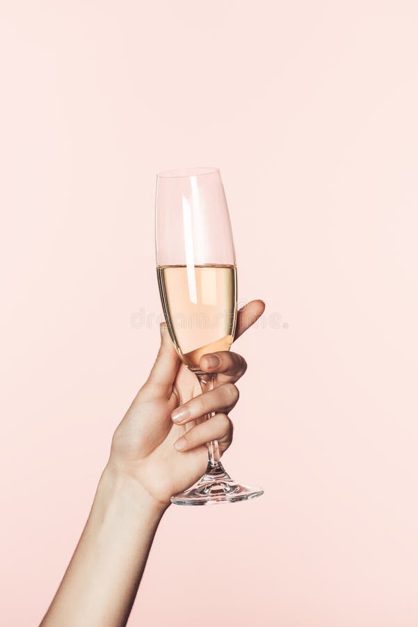 colpo potato della donna che incoraggia dal vetro del champagne immagine stock libera da diritti colpo potato della donna che incoraggia dal vetro del champagne immagine stock libera da diritti
