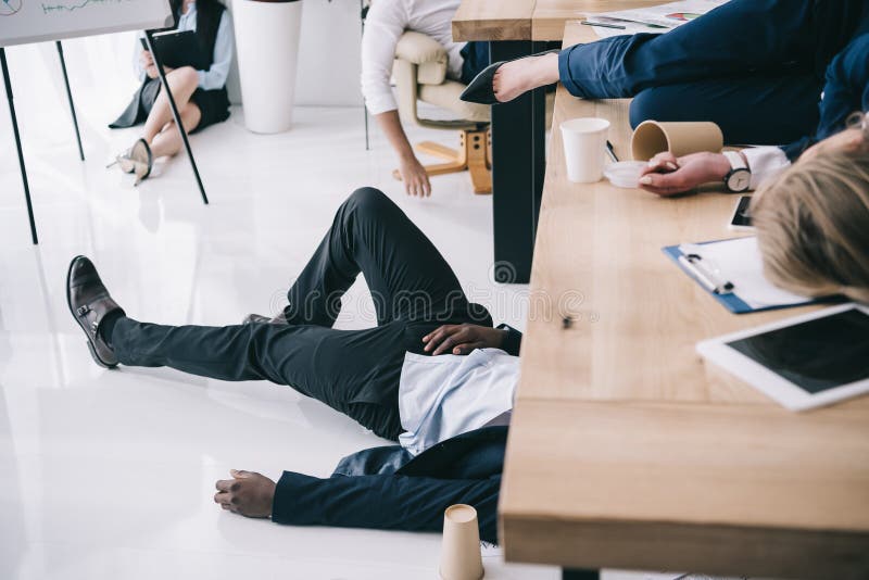 colpo potato di sonno esaurito delle persone di affari immagini stock libere da diritti colpo potato di sonno esaurito delle persone di affari immagini stock libere da diritti
