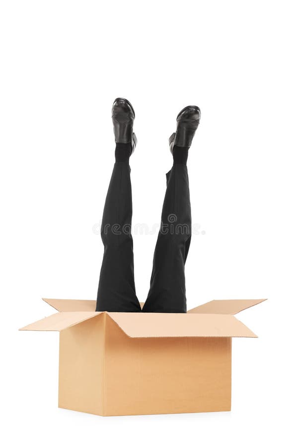 Colpo verticale delle gambe maschii che attaccano da una scatola fotografie stock libere da diritti