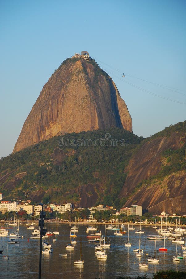 Colpo verticale di Sugar Loaf e di Urca immagini stock
