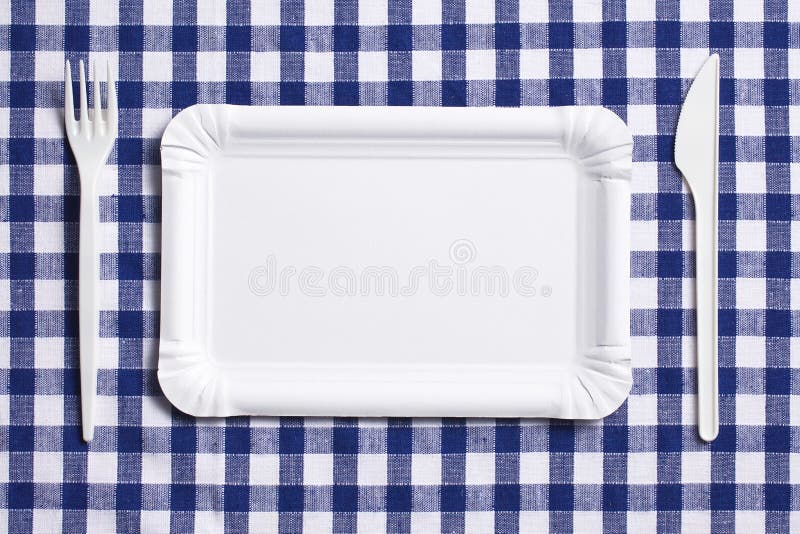 Coltelleria di plastica sulla tovaglia checkered immagine stock libera da diritti Coltelleria di plastica sulla tovaglia checkered immagine stock libera da diritti