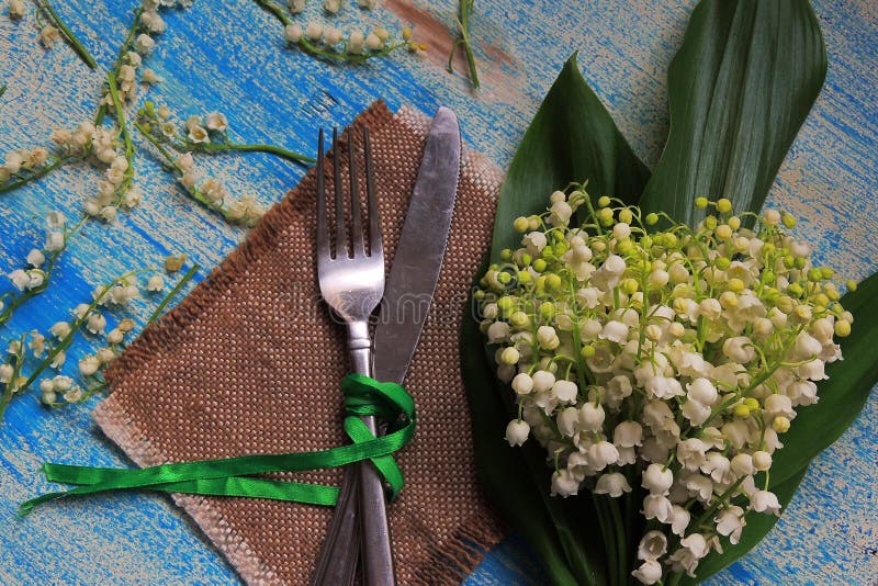 Coltelleria e mughetti immagini stock