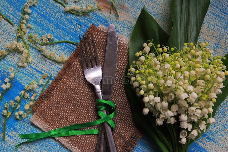 Coltelleria e mughetti immagini stock