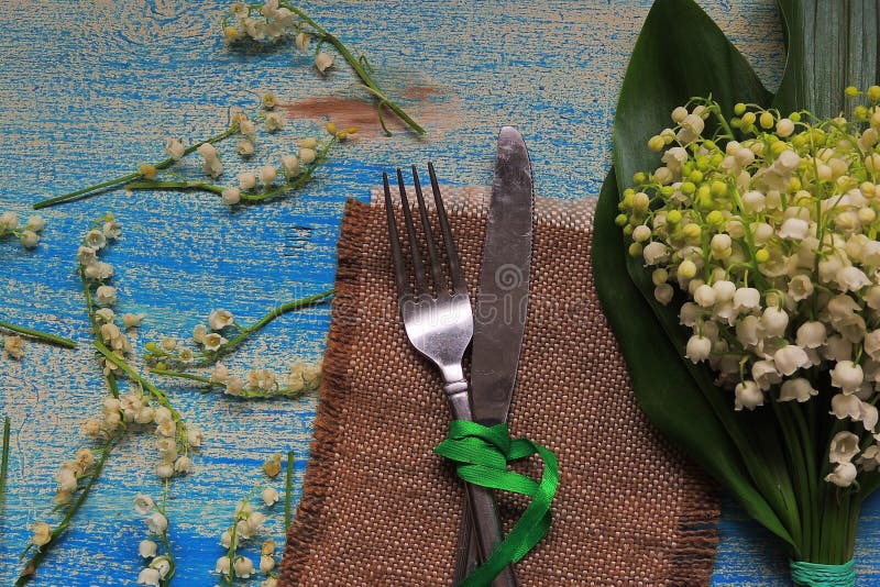 Coltelleria e mughetti immagini stock