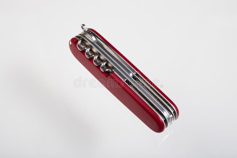 Coltello chiuso di multitool rosso isolato immagine stock libera da diritti Coltello chiuso di multitool rosso isolato immagine stock libera da diritti