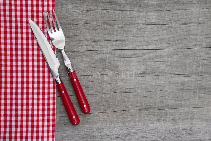 Coltello e forcella - decorazione stile country bavarese della tavola su un wo immagine stock libera da diritti Coltello e forcella - decorazione stile country bavarese della tavola su un wo immagine stock libera da diritti