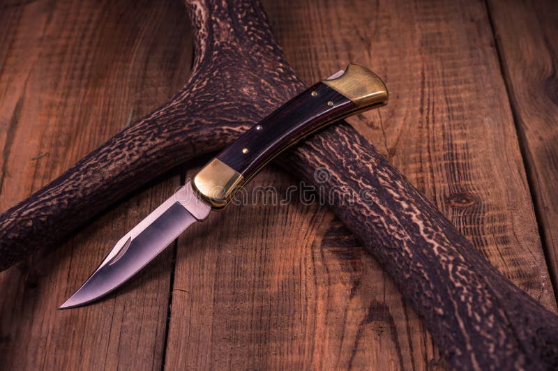 Coltello premio Coltello cercante leggendario Coltello e corno di caccia fotografia stock libera da diritti Coltello premio Coltello cercante leggendario Coltello e corno di caccia fotografia stock libera da diritti