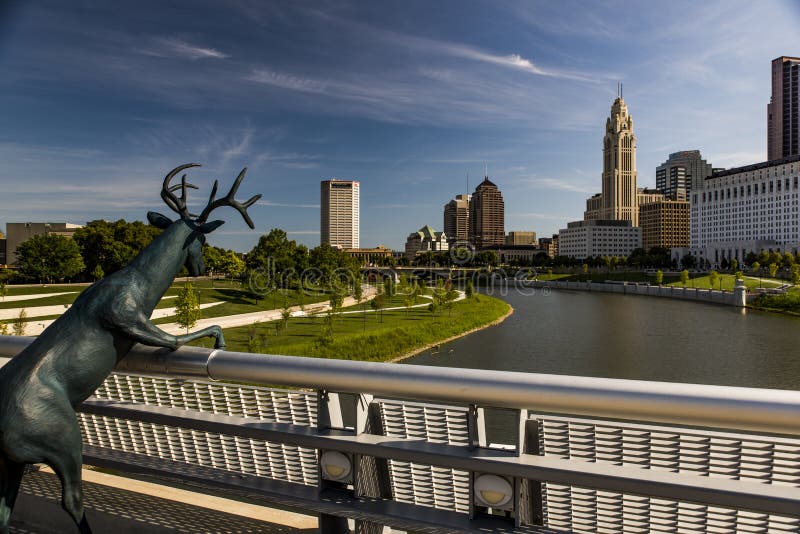 Columbus Ohio horisont och sikt för Scioto flodmorgon royaltyfria foton Columbus Ohio horisont och sikt för Scioto flodmorgon royaltyfria foton