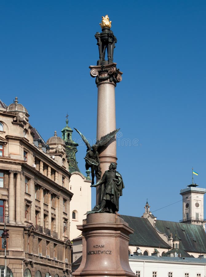 Columna de Mickiewicz en Lviv foto de archivo Columna de Mickiewicz en Lviv foto de archivo