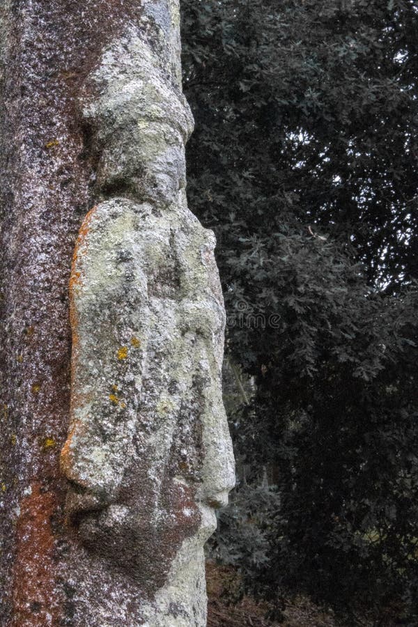 Columna de piedra antigua de Saint James en fondo del árbol Patrón de peregrinos Símbolo de Camino de Santiago la manera de santo fotos de archivo Columna de piedra antigua de Saint James en fondo del árbol Patrón de peregrinos Símbolo de Camino de Santiago la manera de santo fotos de archivo