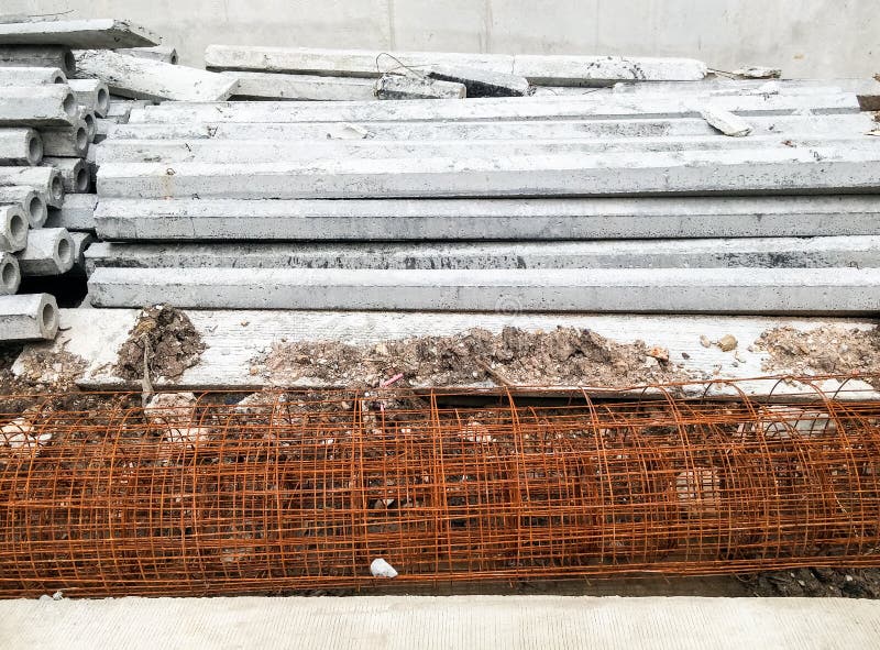 Columna del cemento y rebar de la malla fotografía de archivo libre de regalías Columna del cemento y rebar de la malla fotografía de archivo libre de regalías
