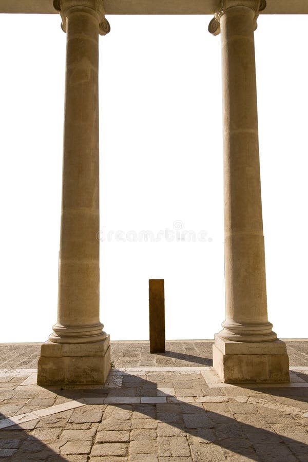 Puertas Del Estilo Del Arco Con Los Bordes De La Piedra Caliza Foto de