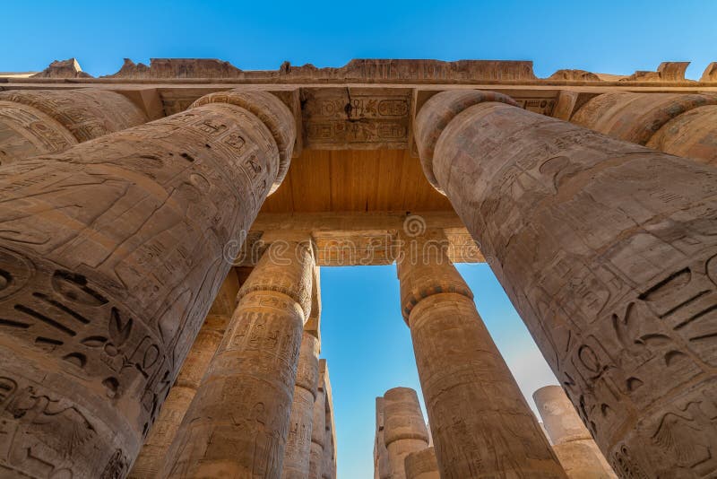 Columnas del Gran Salón de Hipoestilo en el Complejo del Templo de Karnak Patrimonio de la Humanidad de la UNESCO Luxor Egipto imagenes de archivo