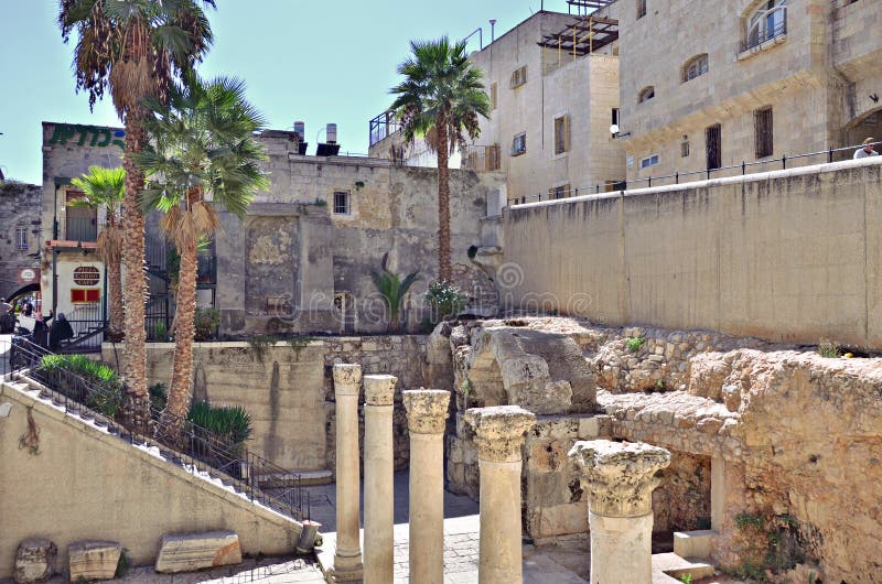 Columnas romanas en Jerusalén fotografía de archivo libre de regalías Columnas romanas en Jerusalén fotografía de archivo libre de regalías