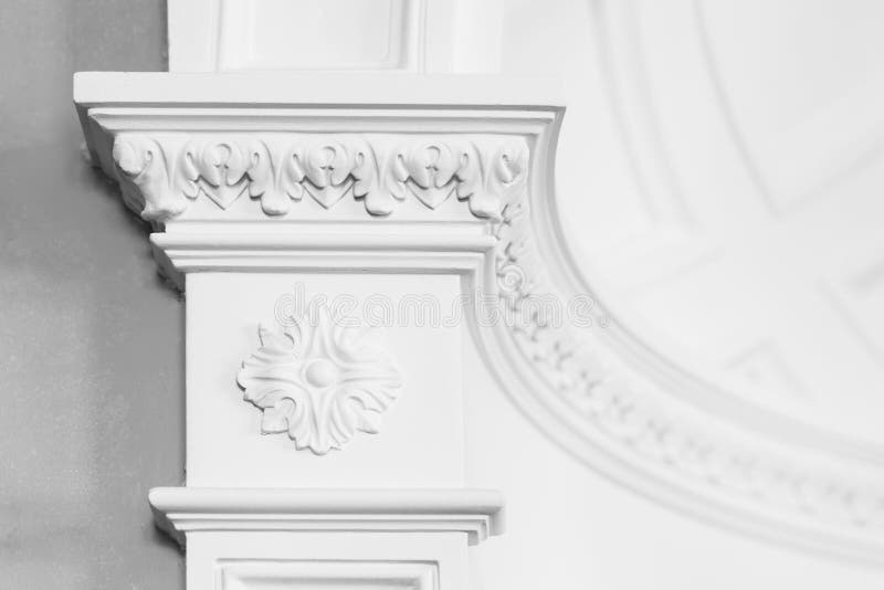 Columnd με τη σχηματοποίηση ανακούφισης στόκων, άσπρο εσωτερικό στοκ φωτογραφίες με δικαίωμα ελεύθερης χρήσης Columnd με τη σχηματοποίηση ανακούφισης στόκων, άσπρο εσωτερικό στοκ φωτογραφίες με δικαίωμα ελεύθερης χρήσης