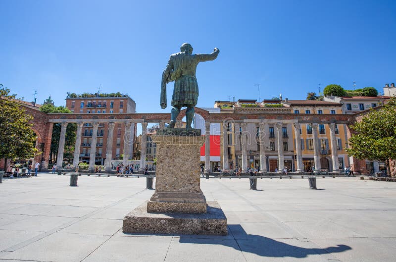Colums för Colonne di San Lorenzo Saint Lawrence ` s med statyn av den romerska kejsaren Costantino In Milan, Italien arkivfoton Colums för Colonne di San Lorenzo Saint Lawrence ` s med statyn av den romerska kejsaren Costantino In Milan, Italien arkivfoton