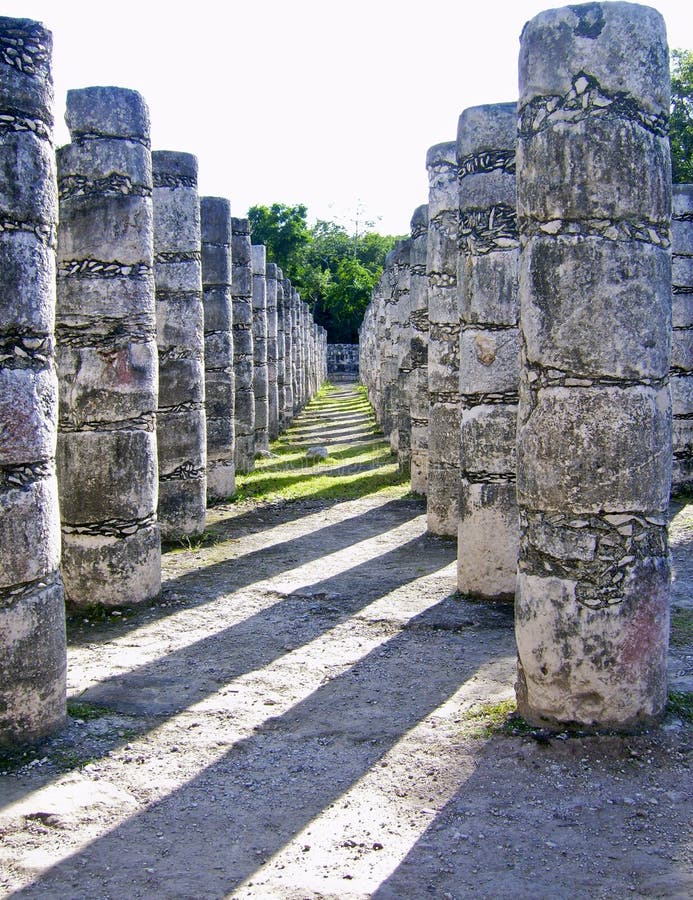 Colunas antigas do Maya em Chichen Itza foto de stock royalty free Colunas antigas do Maya em Chichen Itza foto de stock royalty free