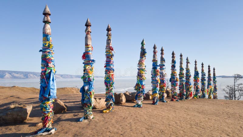 Colunas com as fitas coloridas nelas no lugar do poder no Lago Baikal - cabo Burhan perto da vila de Khuzhir Lago Baikal imagem de stock Colunas com as fitas coloridas nelas no lugar do poder no Lago Baikal - cabo Burhan perto da vila de Khuzhir Lago Baikal imagem de stock